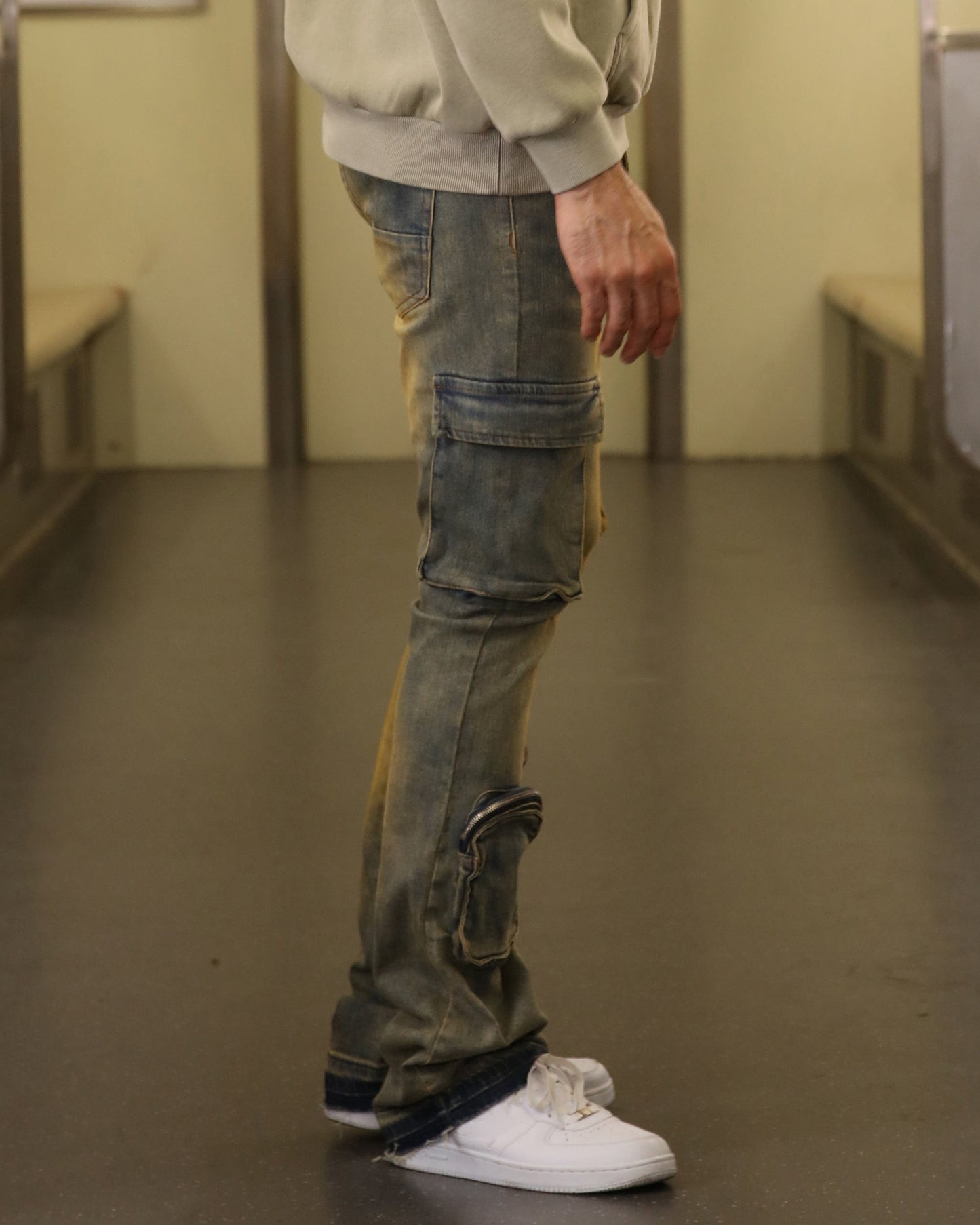 Logeqi vintage distressed cargo jeans in a relaxed fit featuring multiple pockets for a trendy look