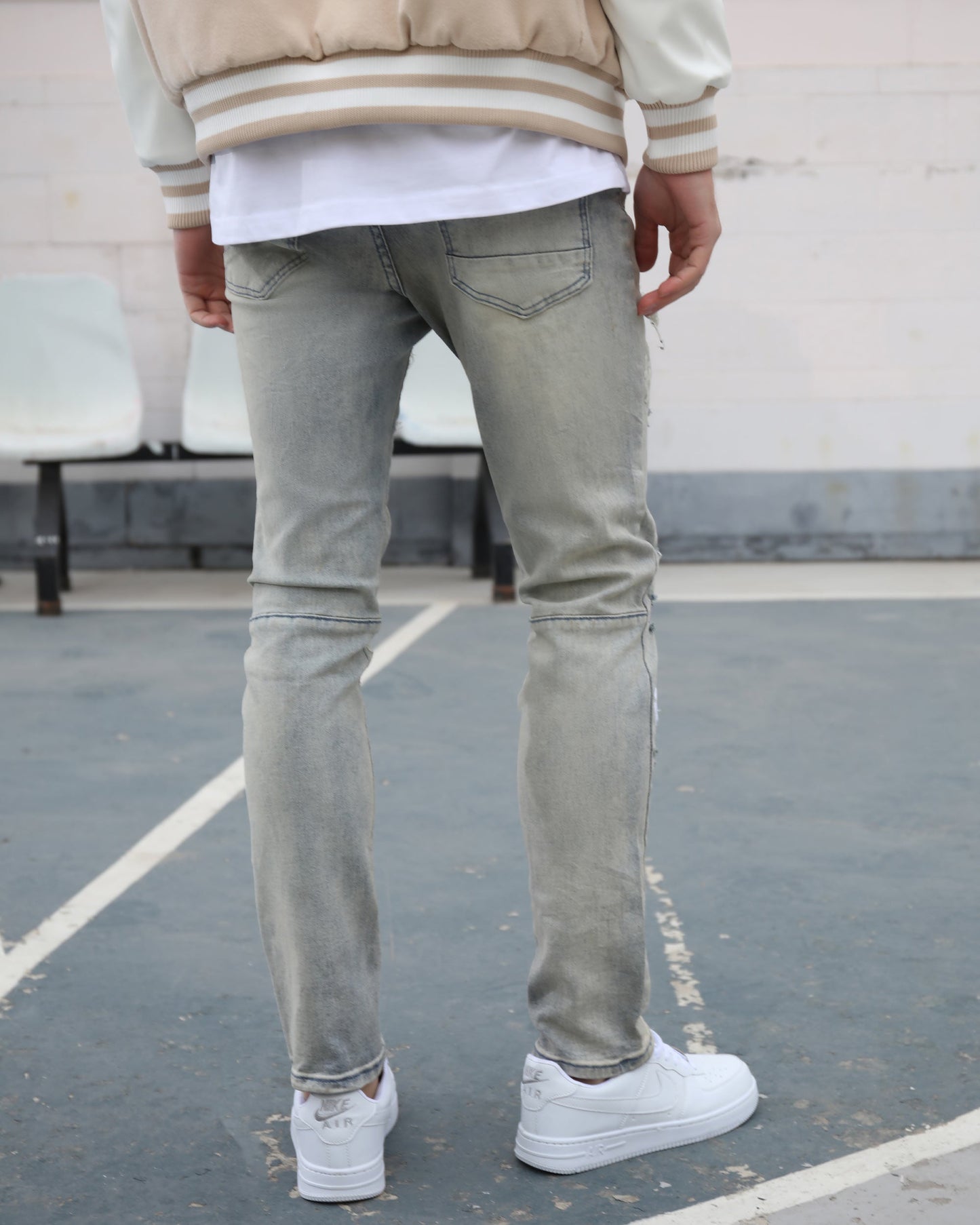 Logeqi vintage trendsetter denim light washed jeans worn from the back with white sneakers