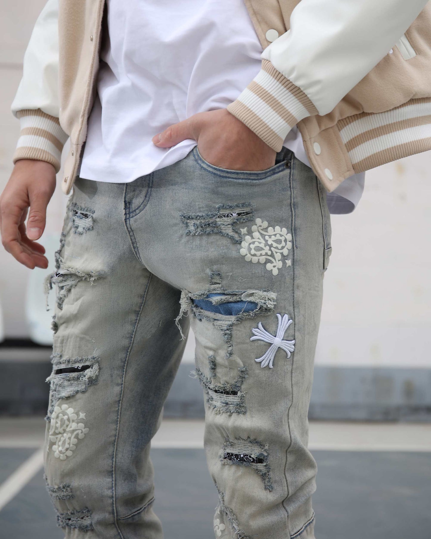 Logeqi distressed vintage trendsetter denim jeans with embroidered patches and a casual fit