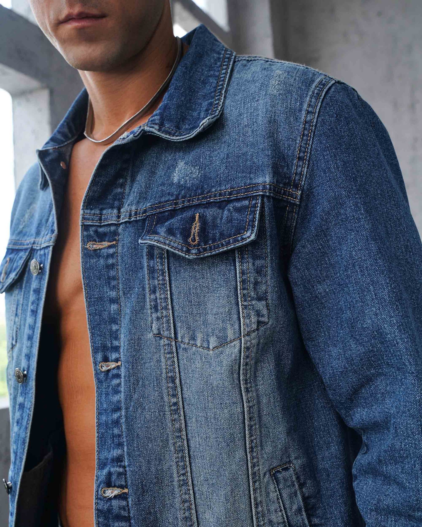 Logeqi washed blue denim jacket featuring classic design and durable fabric