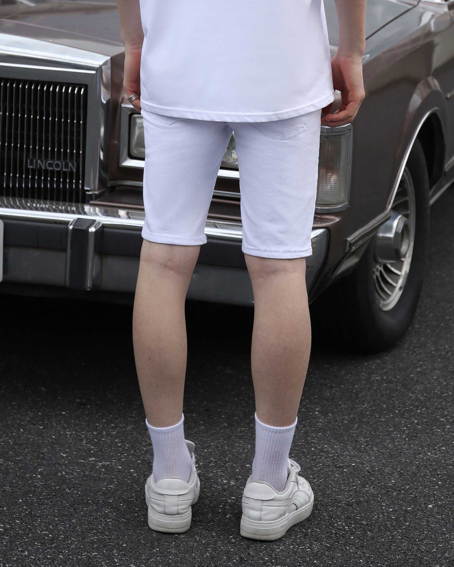 Logeqi White Ripped Denim Shorts with a Casual Fit for Summer Style
