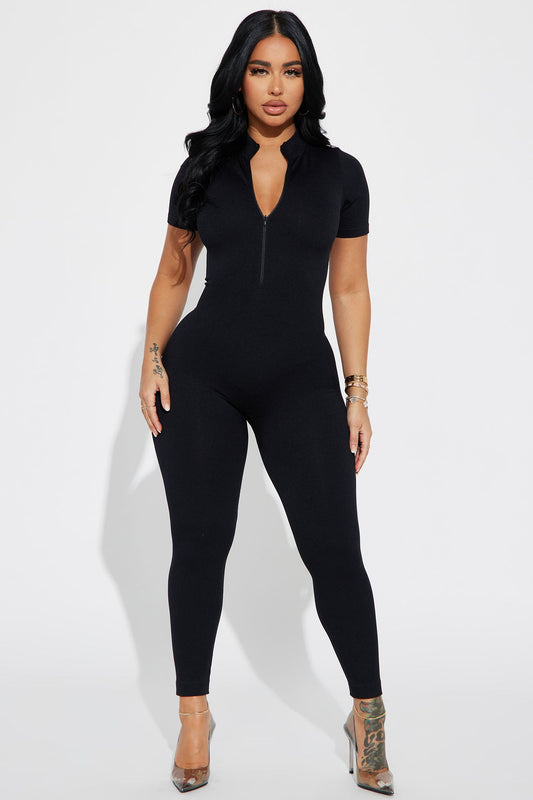 https://cdn.shopify.com/s/files/1/0293/9277/products/01-18-23Studio6_KJ_CG_15-21-43_63_JP4803_Black_9589_EH.jpg?v=1674250150