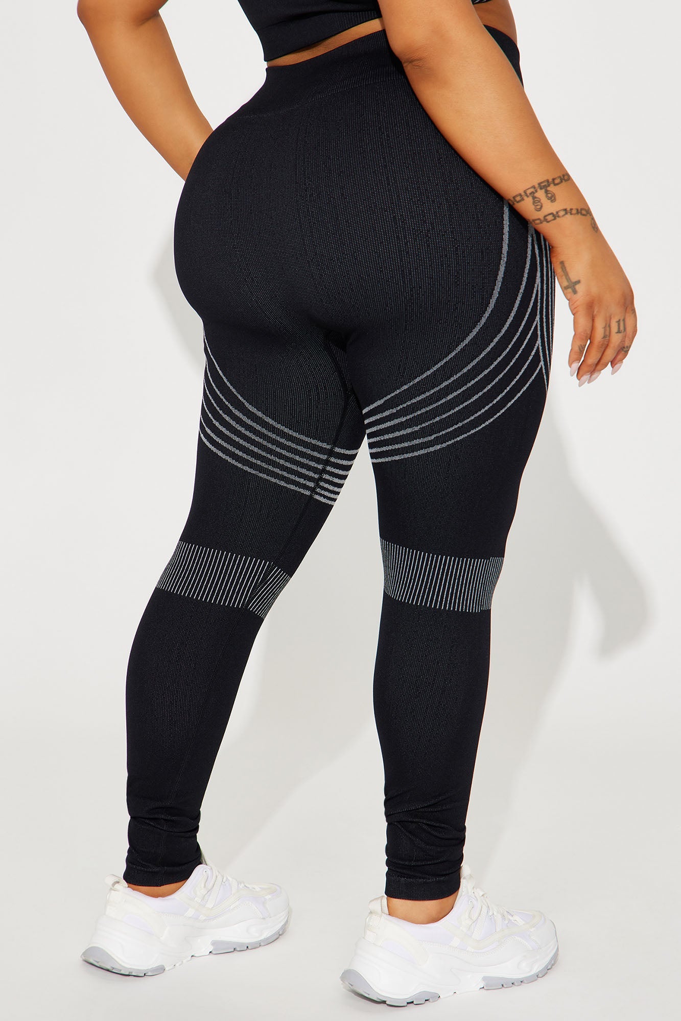 https://cdn.shopify.com/s/files/1/0293/9277/files/01-19-24_S3_62_zdnvsp1034_Black_KS_AC_15-10-24_PLUS_0421_PXF_BH.jpg?v=1719444541