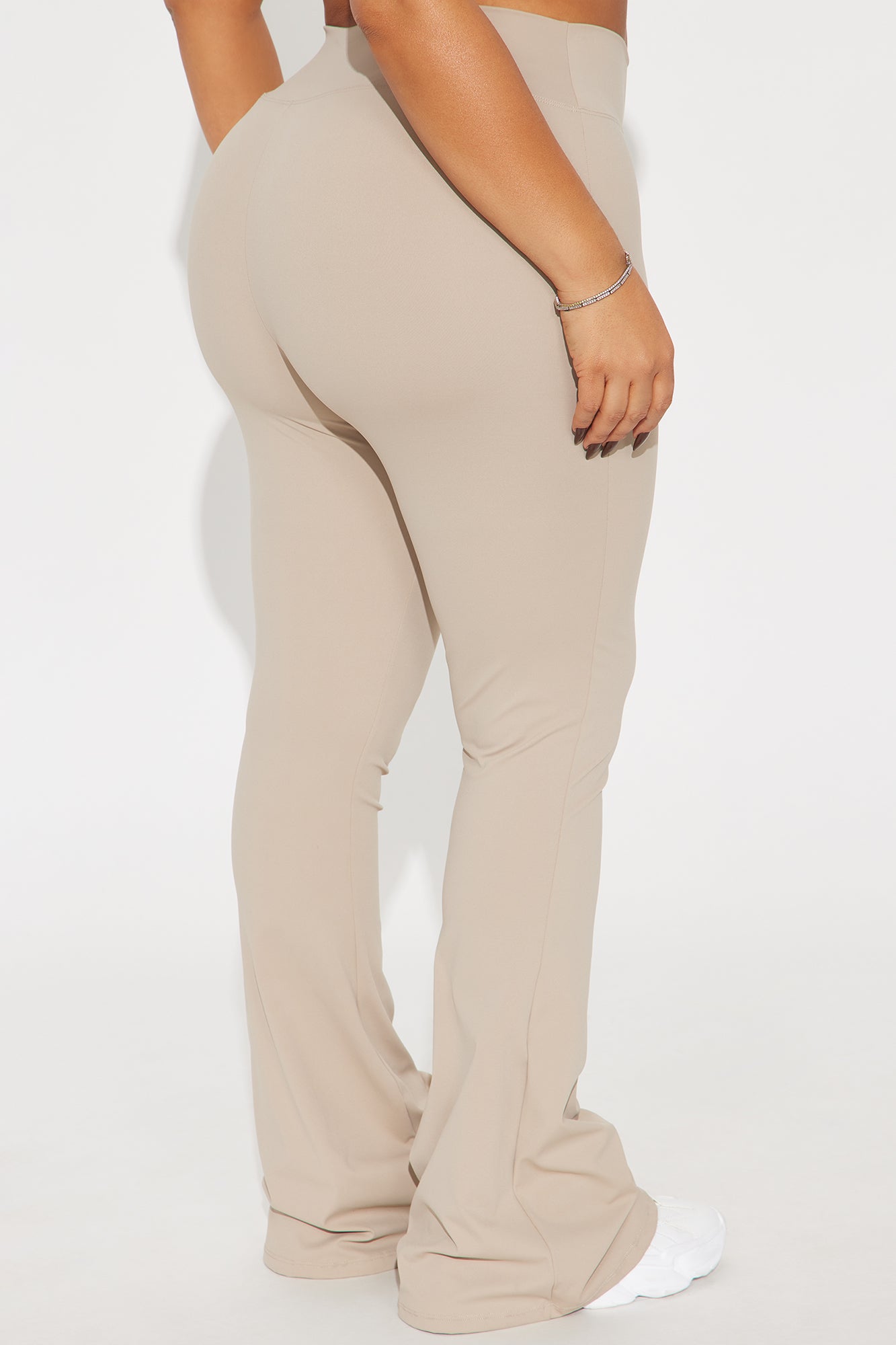 https://cdn.shopify.com/s/files/1/0293/9277/files/03-06-25_S4_27_EGAW407SG202BT_Taupe_CXB_AP_11-39-52_PLUS_31779_PXF.jpg?v=1741534479