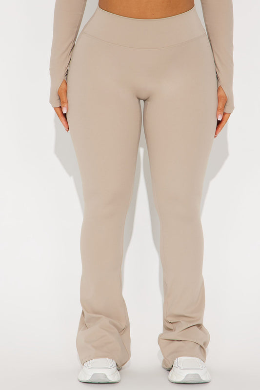 https://cdn.shopify.com/s/files/1/0293/9277/files/03-07-25_S4_21_EGAW407SG202BT_Taupe_ZSR_KJ_IM_11-49-31_32630_CM_CM.jpg?v=1741392087
