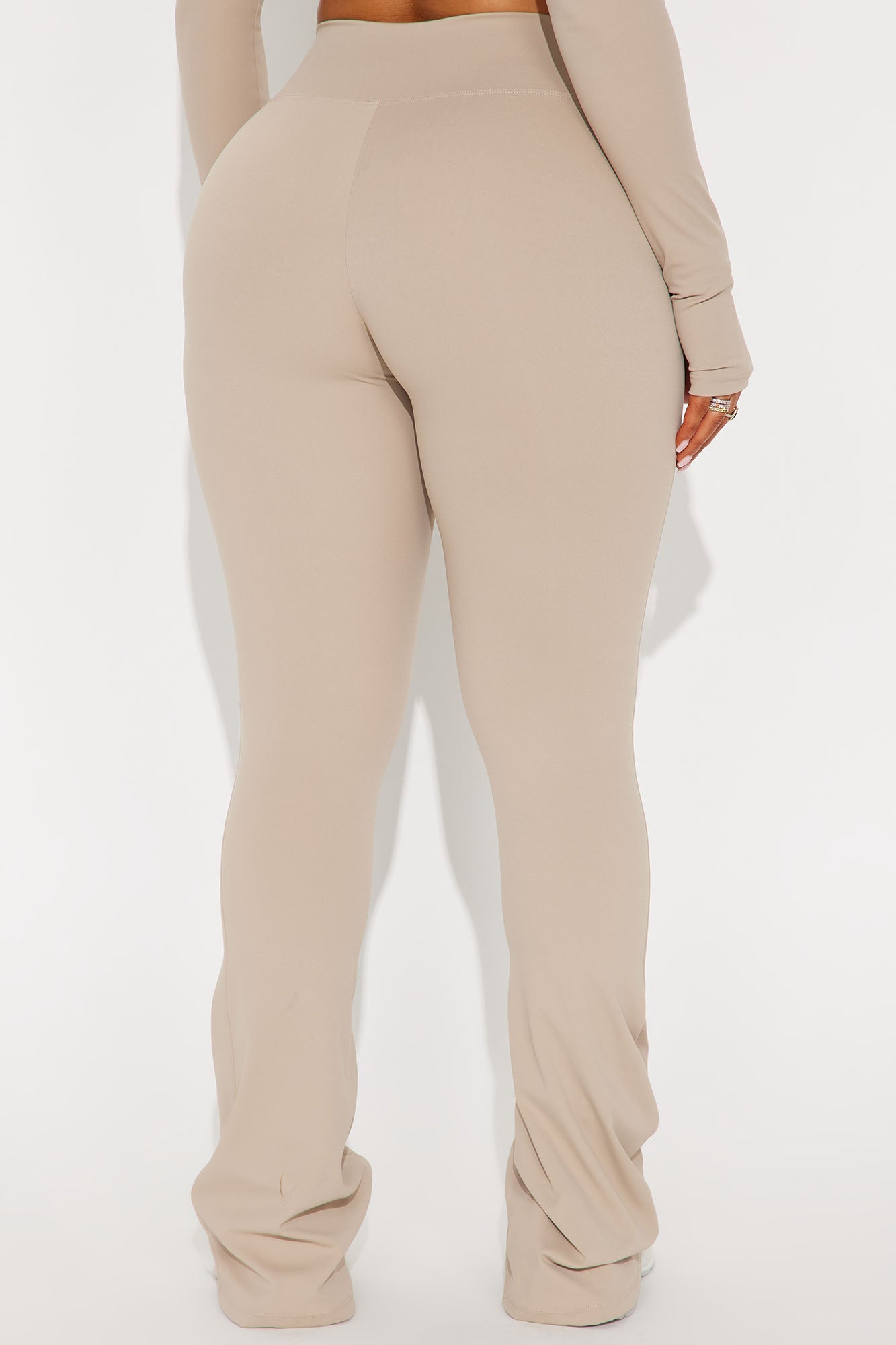 https://cdn.shopify.com/s/files/1/0293/9277/files/03-07-25_S4_21_EGAW407SG202BT_Taupe_ZSR_KJ_IM_11-50-18_32635_CM.jpg?v=1741392088