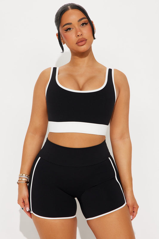 https://cdn.shopify.com/s/files/1/0293/9277/files/03-13-25_S4_42_TP80117_Black_KJ_SS_14-00-34_37434_PXF.jpg?v=1741995334