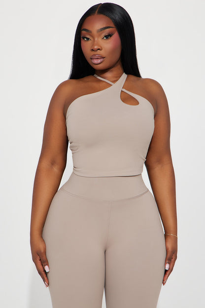 https://cdn.shopify.com/s/files/1/0293/9277/files/03-26-24_S5_6_ZDFN1507TOP_Taupe_ID_PC_11-04-31_PLUS_64531_PXF.jpg?v=1713999369