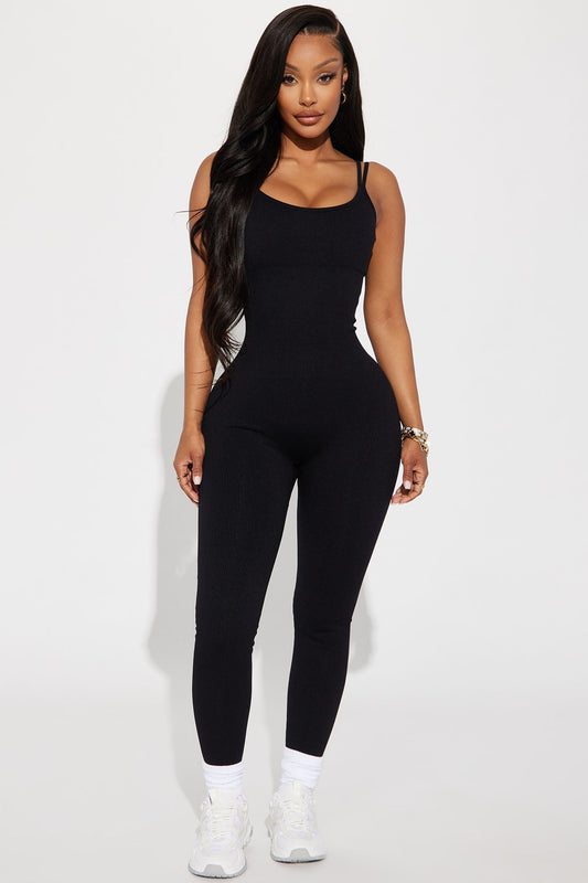 https://cdn.shopify.com/s/files/1/0293/9277/files/05-04-23Studio2_KJ_RL_15-35-47_30_ZDNSJ310001_Black_P_22322_ES_6a54d075-946c-42f2-beae-83b78f387bc1.jpg?v=1719447194