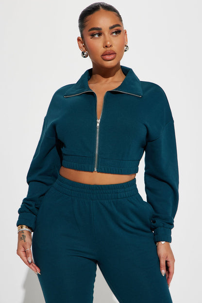 https://cdn.shopify.com/s/files/1/0293/9277/files/07-14-23Studio1_CB_SS__14-17-43_49_1900T_Hunter_1030_SG.jpg?v=1690573681