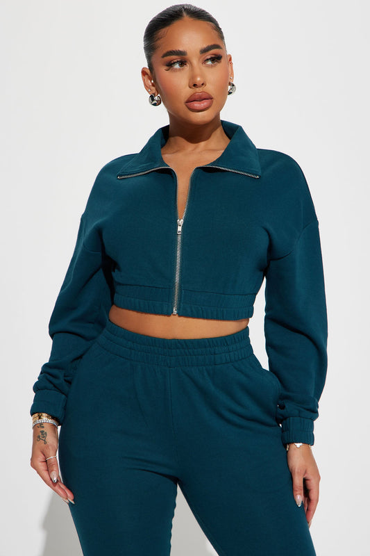 https://cdn.shopify.com/s/files/1/0293/9277/files/07-14-23Studio1_CB_SS__14-17-43_49_1900T_Hunter_1030_SG.jpg?v=1690573681