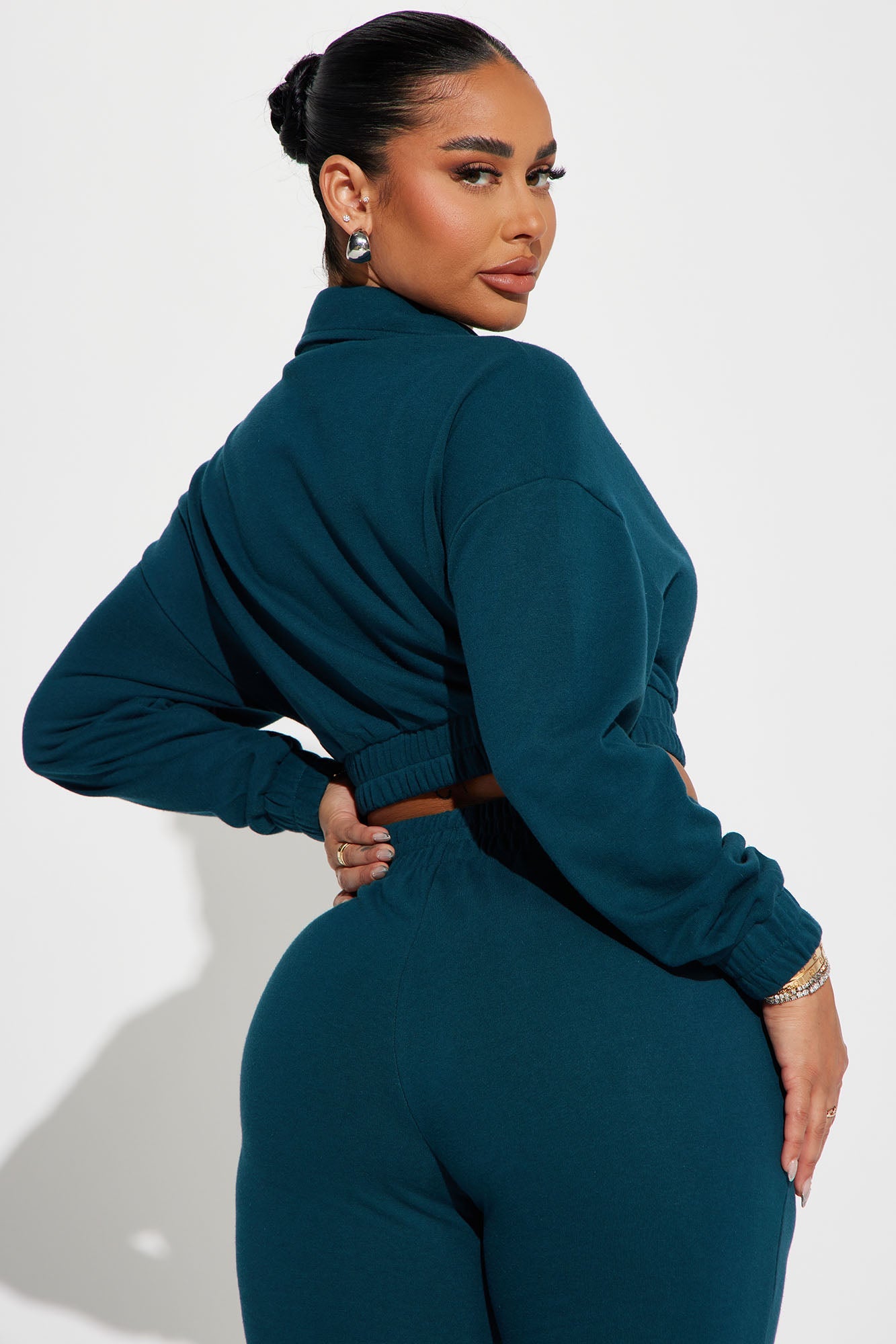 https://cdn.shopify.com/s/files/1/0293/9277/files/07-14-23Studio1_CB_SS__14-18-09_49_1900T_Hunter_1040_SG.jpg?v=1689708306