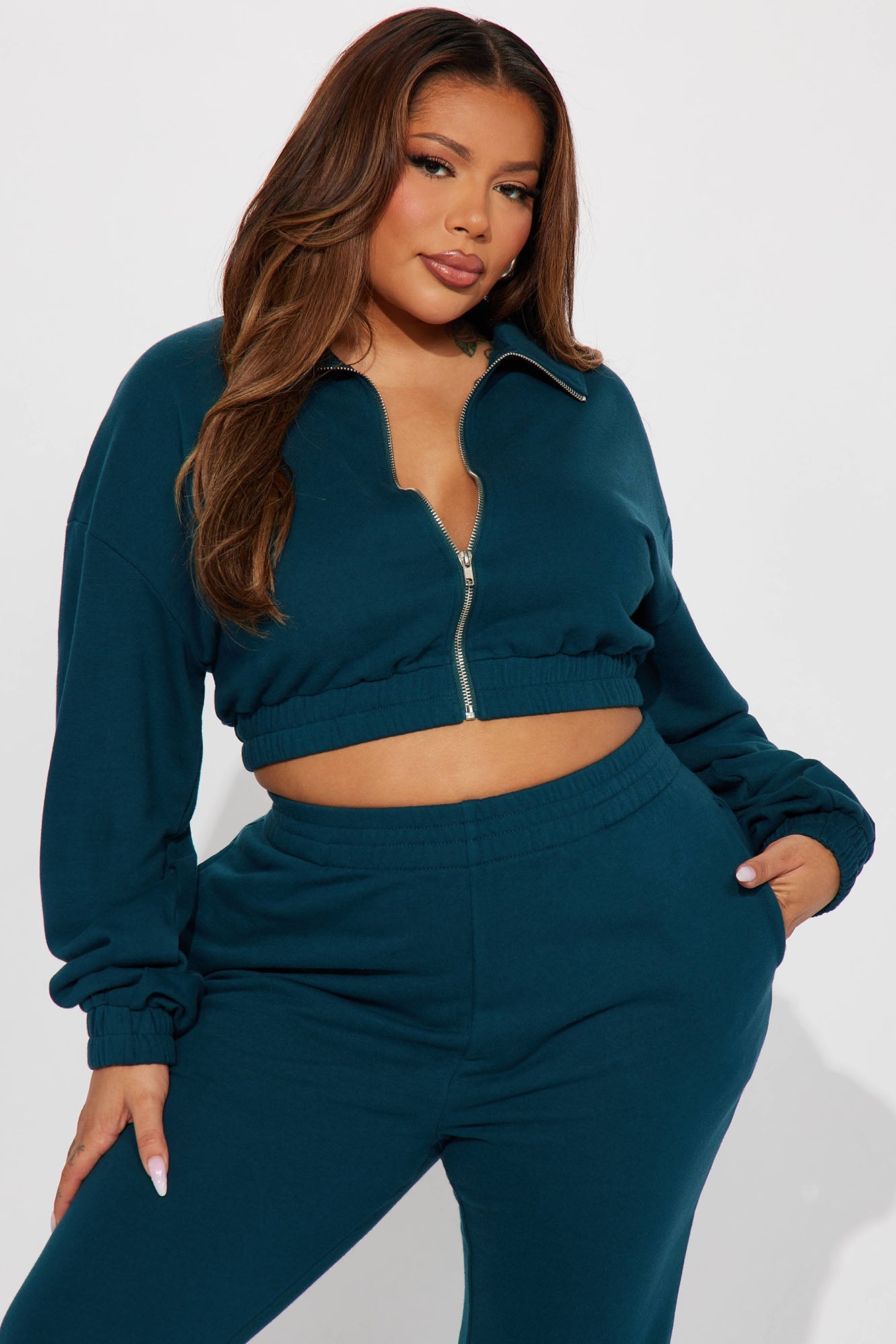 https://cdn.shopify.com/s/files/1/0293/9277/files/07-24-23Studio4_KT_SS_10-09-27_6_1900T_Hunter_9558_PLUS_MR.jpg?v=1690573685
