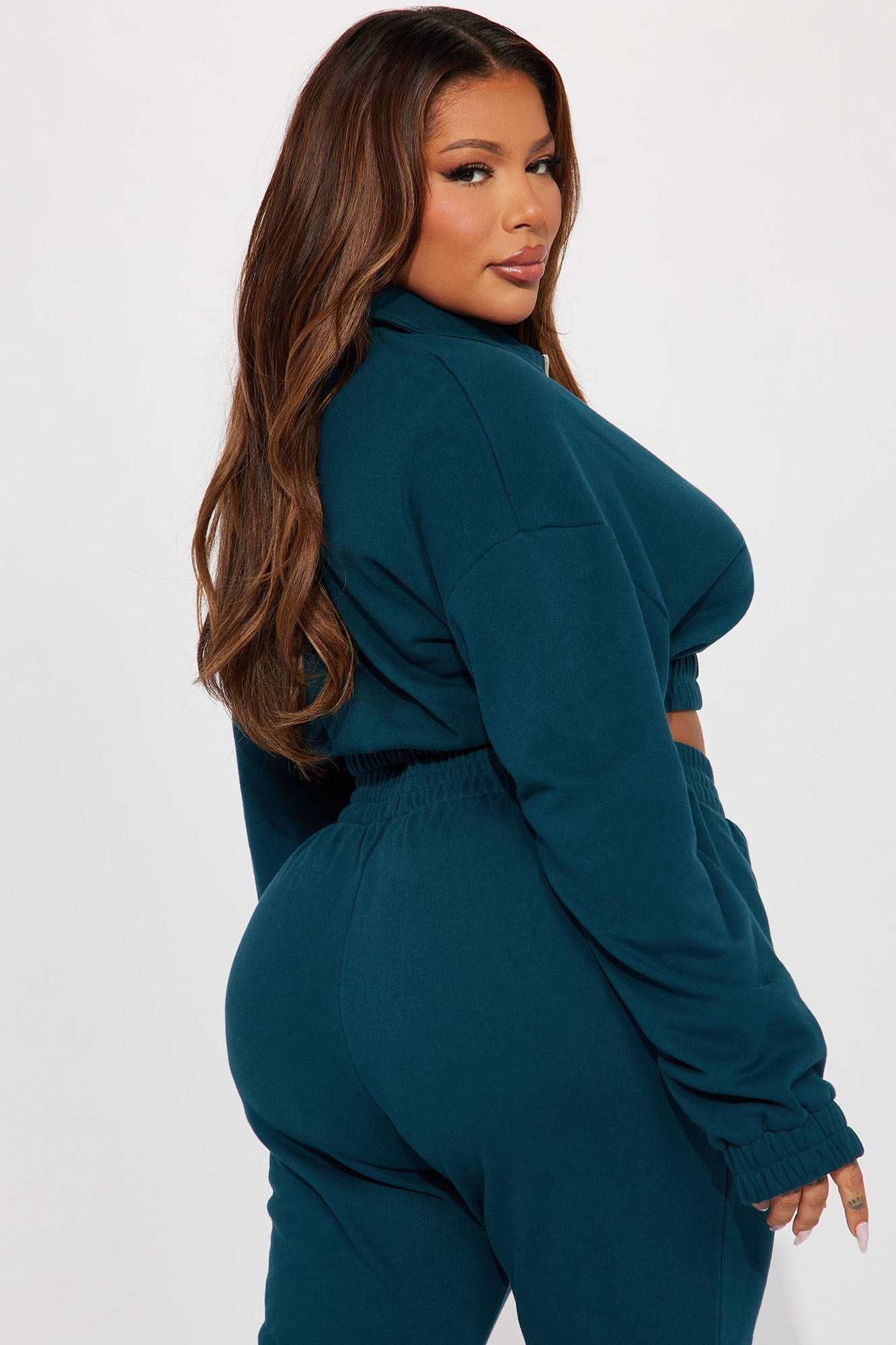https://cdn.shopify.com/s/files/1/0293/9277/files/07-24-23Studio4_KT_SS_10-10-02_6_1900T_Hunter_9568_PLUS_MR.jpg?v=1690573685