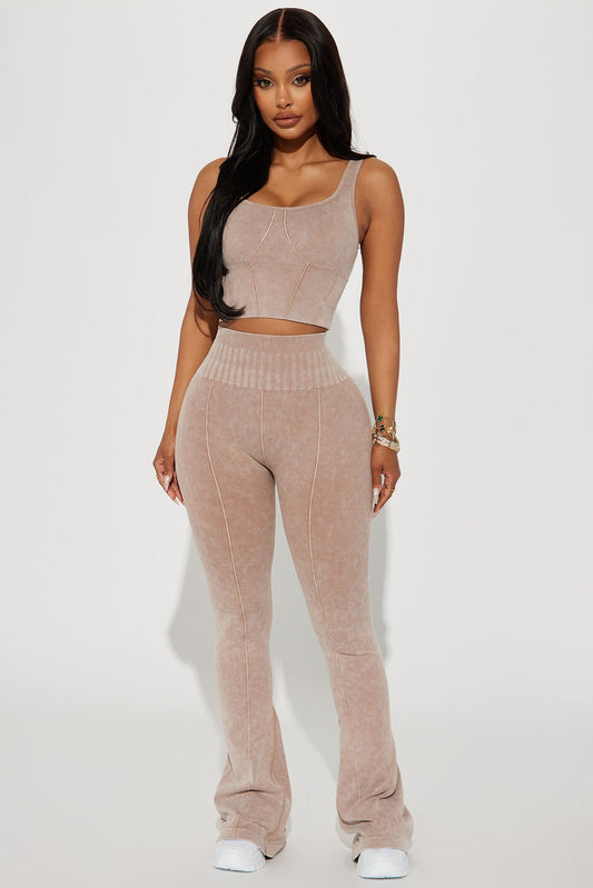 https://cdn.shopify.com/s/files/1/0293/9277/files/08-24-23Studio2_CXB_AC_15-56-32_40_QDZ5255_Taupe_53493_EH.jpg?v=1696545603