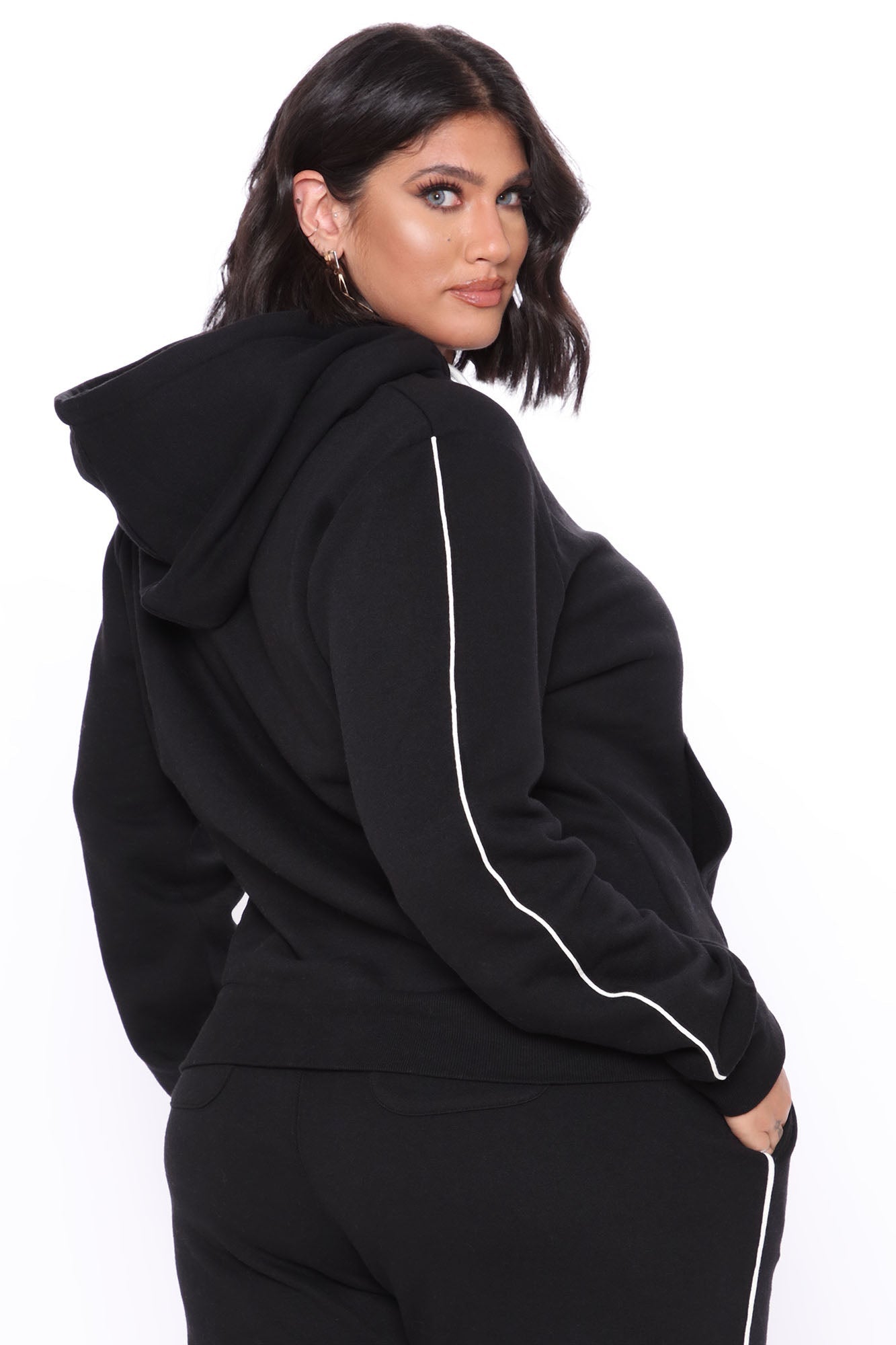 https://cdn.shopify.com/s/files/1/0293/9277/products/09-09-20Studio3_AP_SA_11-53-52_29_JU785_Black_P_0736_PLUS_NT.jpg?v=1665096067