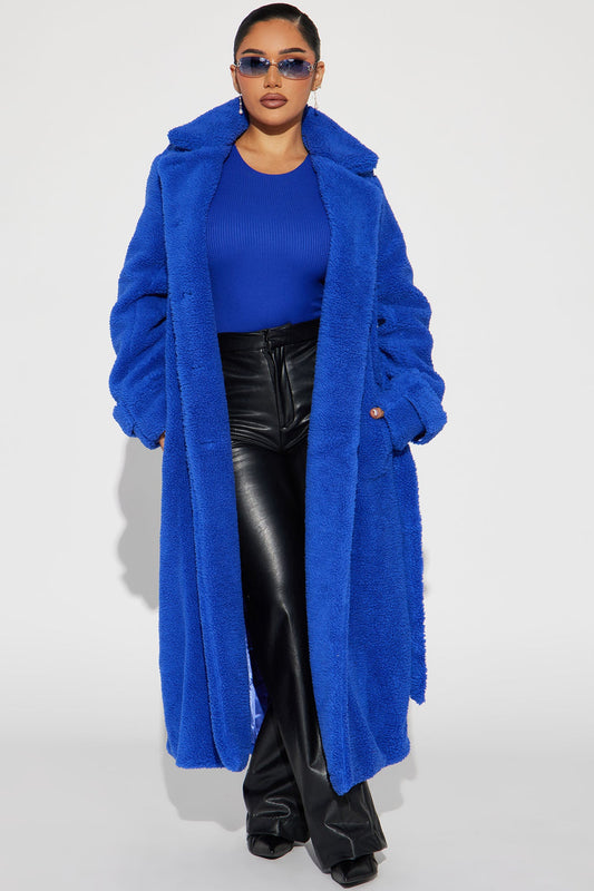 https://cdn.shopify.com/s/files/1/0293/9277/files/09-27-23Studio3_RA_DB_09-58-59_9_700326_Royal_14324_CM.jpg?v=1696280832