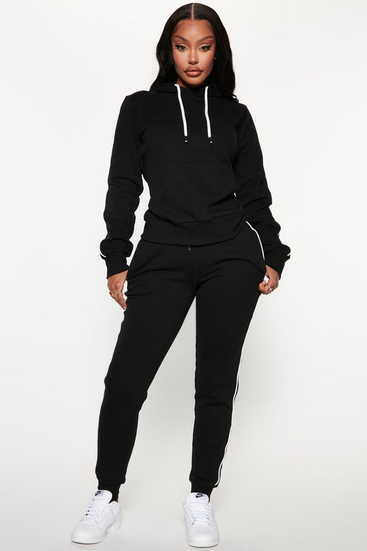 https://cdn.shopify.com/s/files/1/0293/9277/products/10-06-22Studio3_TH_RL_14-40-02_3_JU785_Black_R_0898_EH.jpg?v=1665096067