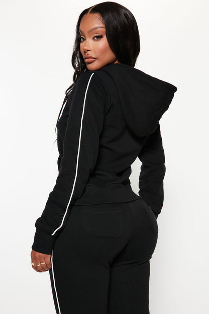 https://cdn.shopify.com/s/files/1/0293/9277/products/10-06-22Studio3_TH_RL_14-42-25_3_JU785_Black_R_0916_EH.jpg?v=1665096067