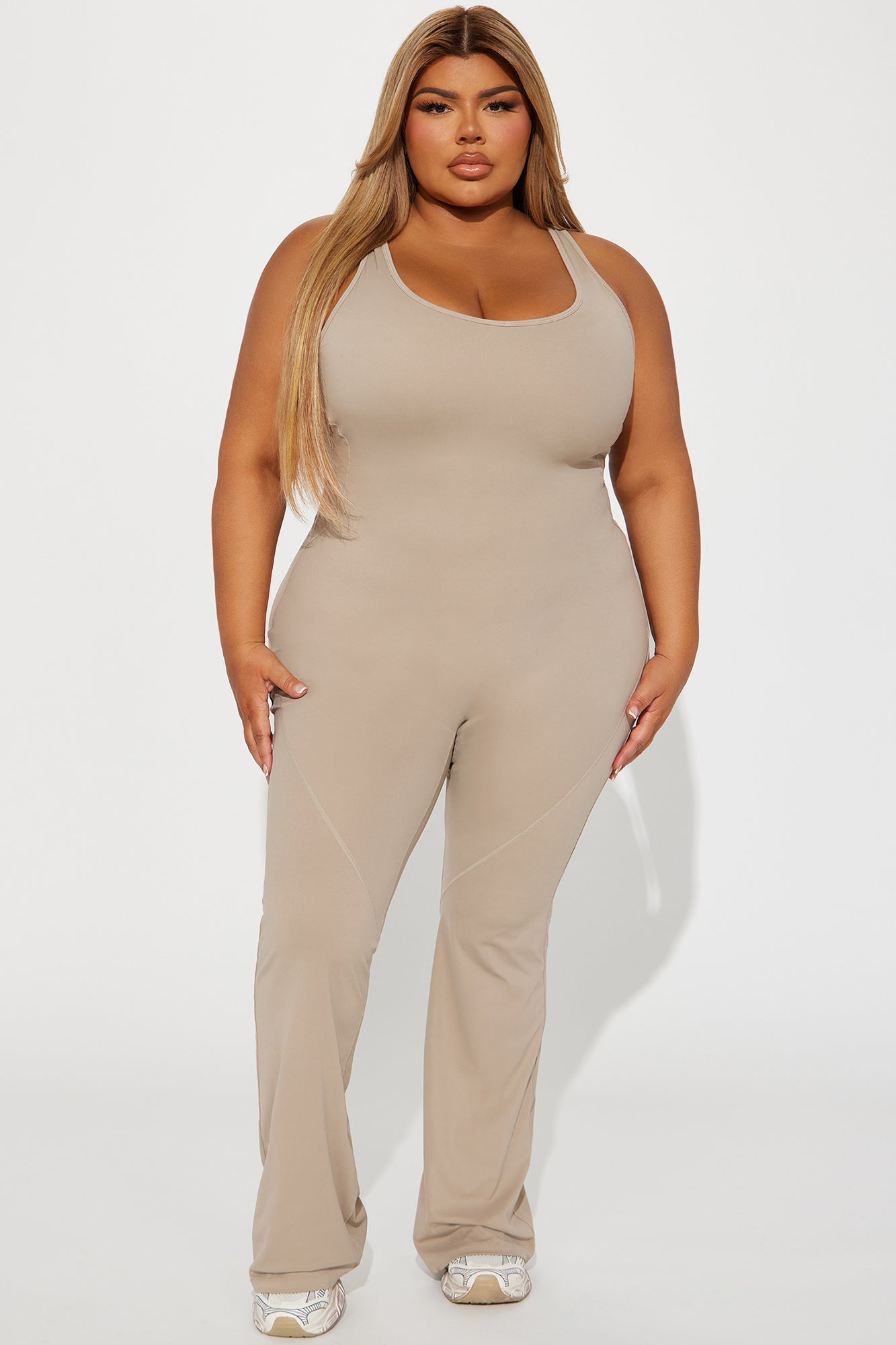 https://cdn.shopify.com/s/files/1/0293/9277/files/10-06-23Studio4_RA_IM_10-33-04_3_GW2023S031_Taupe_P_13078_PLUS_PXF.jpg?v=1746207595