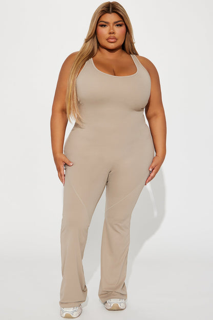 https://cdn.shopify.com/s/files/1/0293/9277/files/10-06-23Studio4_RA_IM_10-33-04_3_GW2023S031_Taupe_P_13078_PLUS_PXF.jpg?v=1746207595