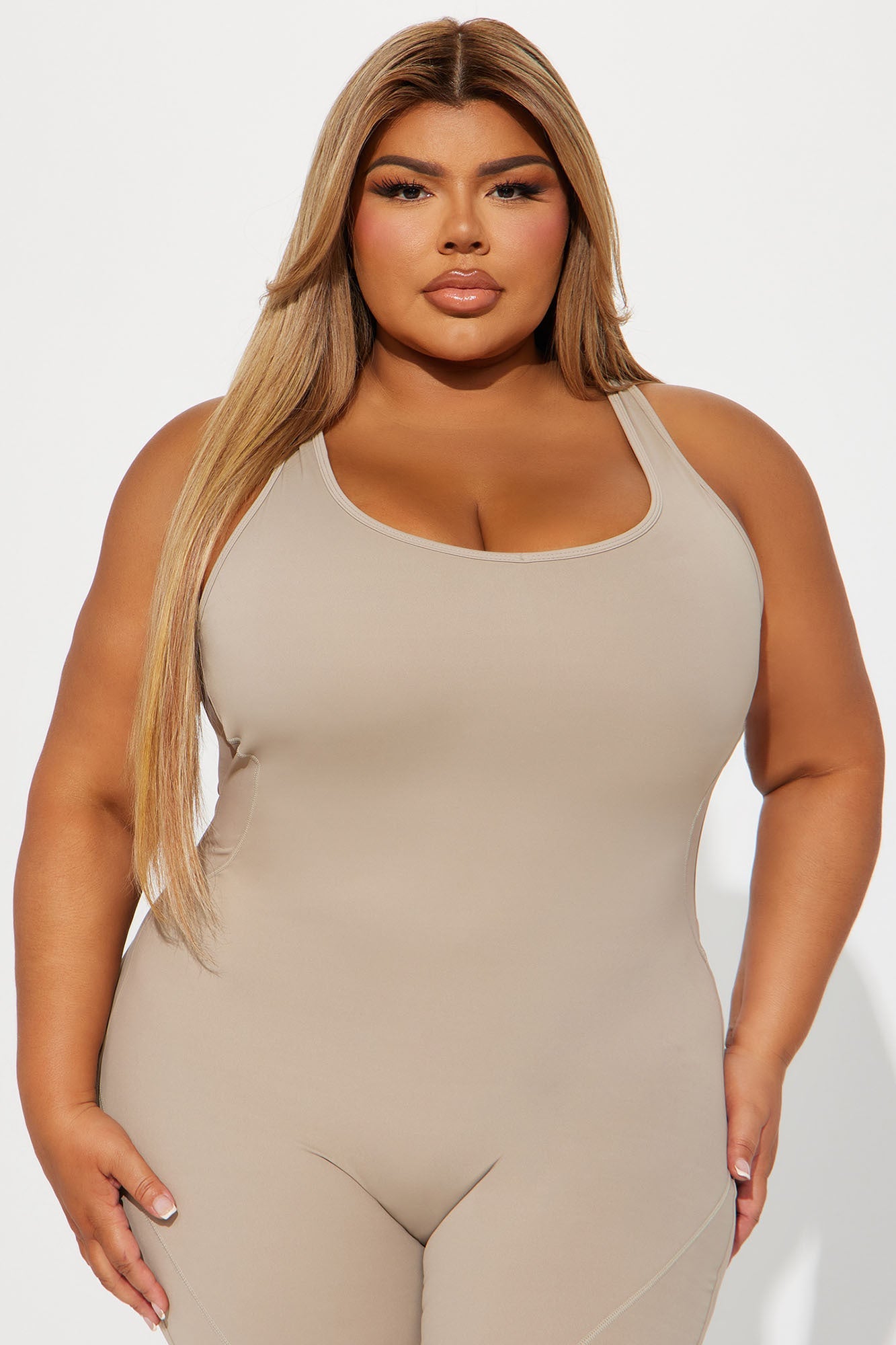 https://cdn.shopify.com/s/files/1/0293/9277/files/10-06-23Studio4_RA_IM_10-33-11_3_GW2023S031_Taupe_P_13082_PLUS_PXF_JB.jpg?v=1746207595