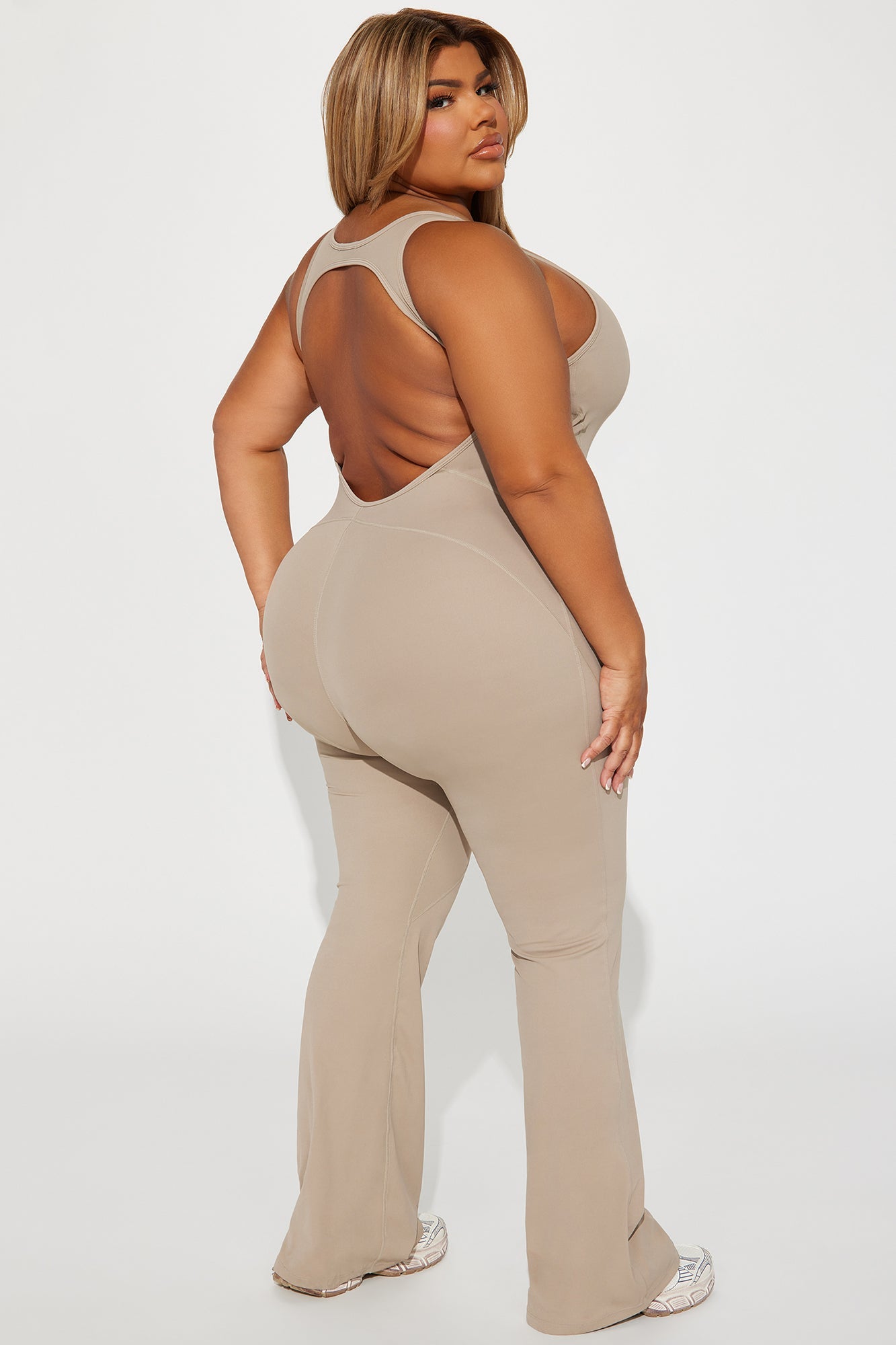 https://cdn.shopify.com/s/files/1/0293/9277/files/10-06-23Studio4_RA_IM_10-33-42_3_GW2023S031_Taupe_P_13086_PLUS_PXF_dd61f062-089c-4798-a56e-b91fd06577de.jpg?v=1746207595