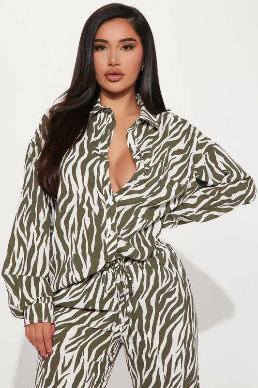 https://cdn.shopify.com/s/files/1/0293/9277/products/11-17-22Studio3_ME_DJ_10-47-36_23_TGI5379_Olivecombo_9940_SG.jpg?v=1668797682