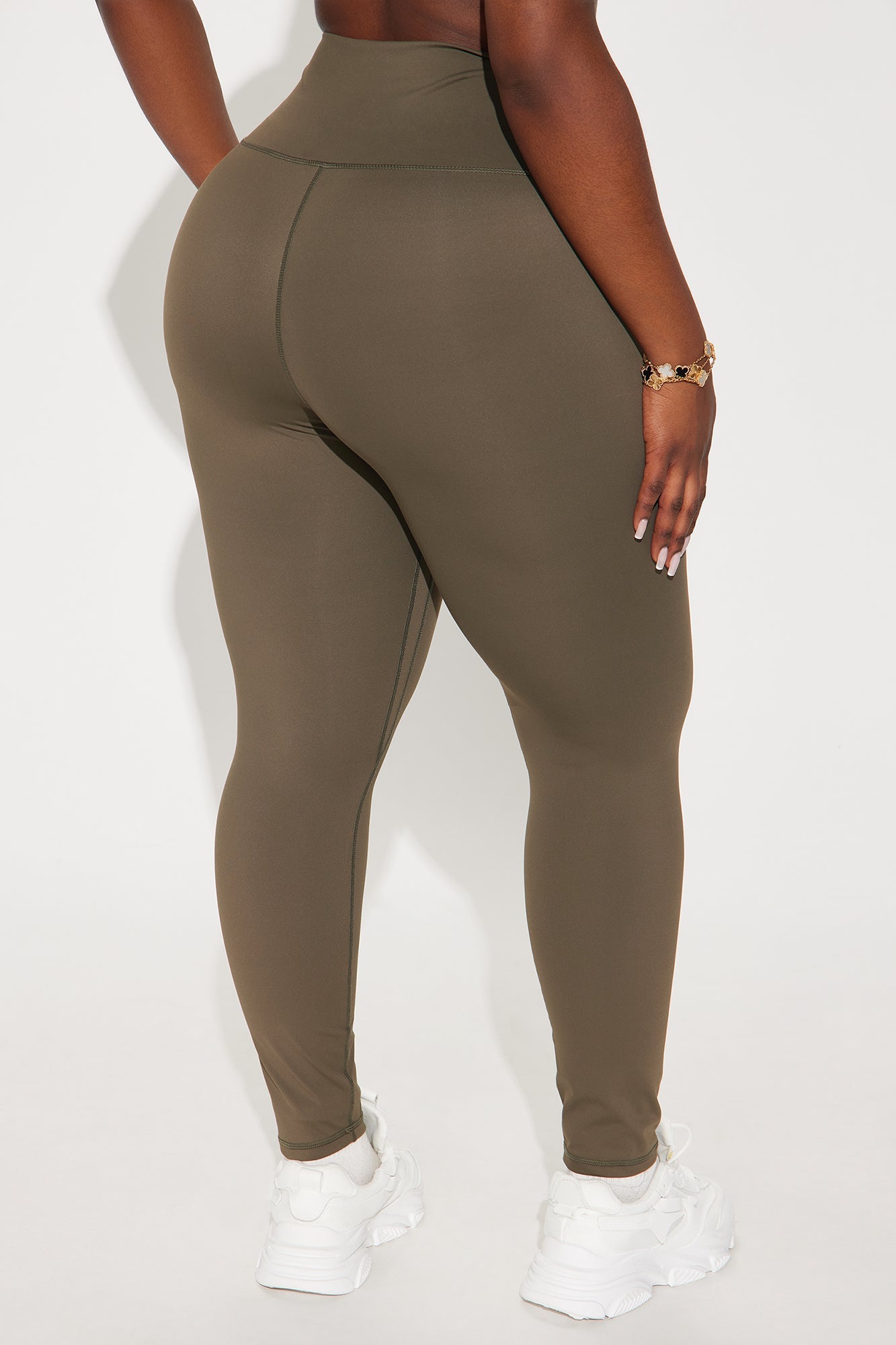 https://cdn.shopify.com/s/files/1/0293/9277/files/11-19-24_S4_55_YP1153_Olive_CXB_IM_15-13-22_PLUS_57580_PXF.jpg?v=1740157861