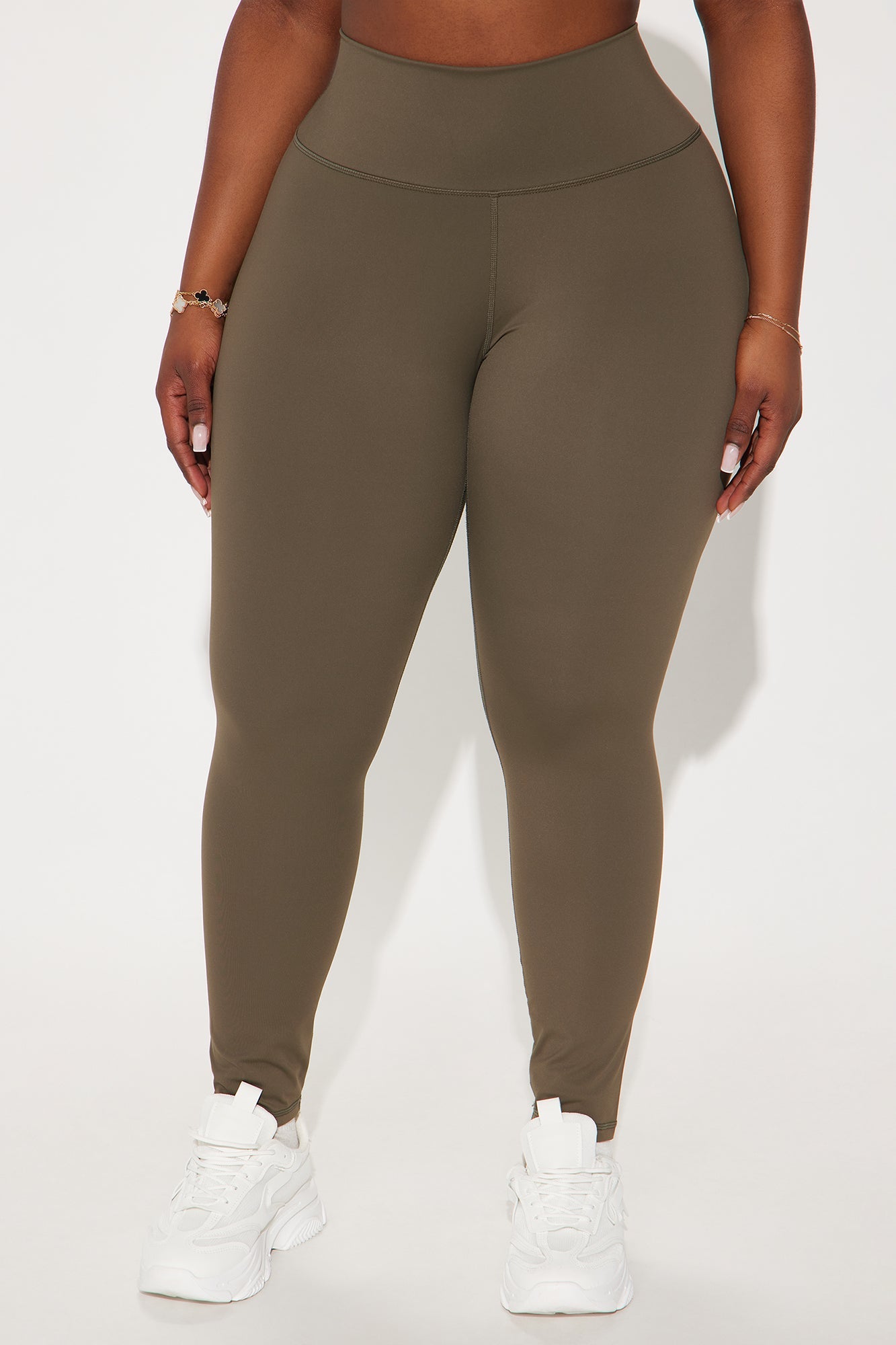 https://cdn.shopify.com/s/files/1/0293/9277/files/11-19-24_S4_55_YP1153_Olive_CXB_IM_15-13-22_PLUS_57582_PXF.jpg?v=1740157861