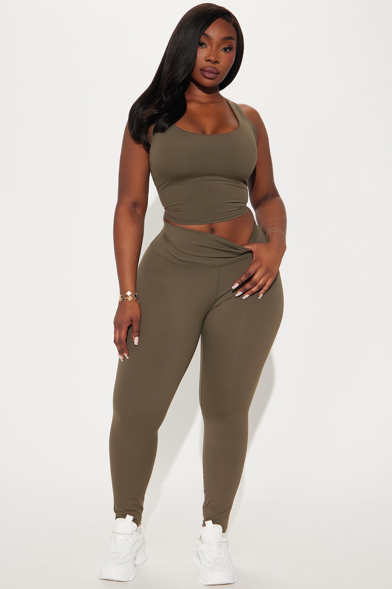 https://cdn.shopify.com/s/files/1/0293/9277/files/11-19-24_S4_55_YP1153_Olive_CXB_IM_15-13-22_PLUS_57585_PXF.jpg?v=1740157861