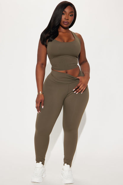 https://cdn.shopify.com/s/files/1/0293/9277/files/11-19-24_S4_55_YP1153_Olive_CXB_IM_15-13-22_PLUS_57585_PXF.jpg?v=1740157861