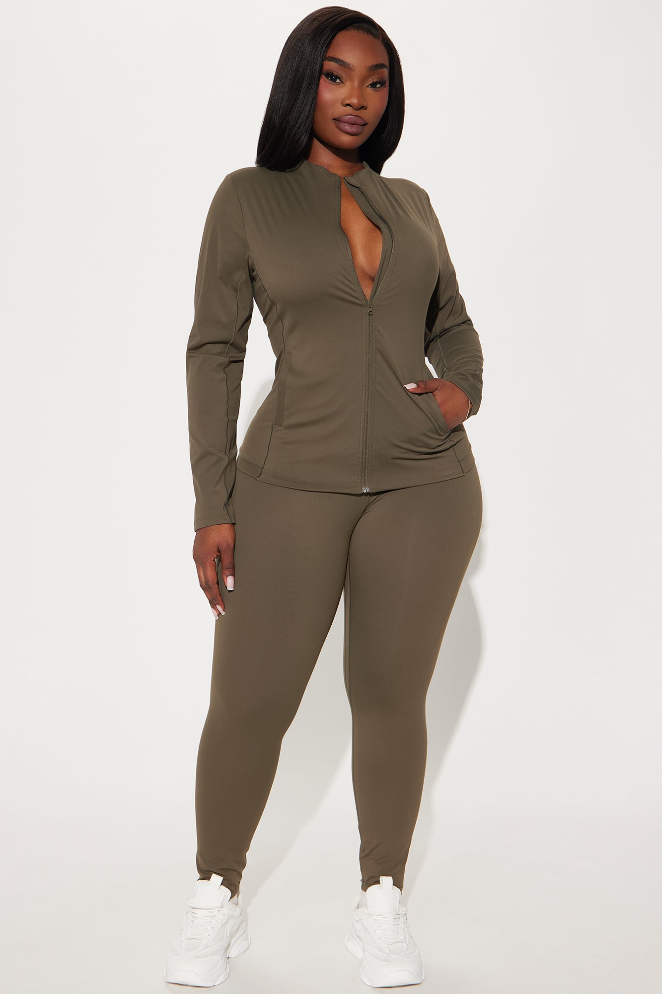 https://cdn.shopify.com/s/files/1/0293/9277/files/11-19-24_S4_56_TP7205_Olive_CXB_IM_15-16-00_PLUS_97575_PXF.jpg?v=1740158216