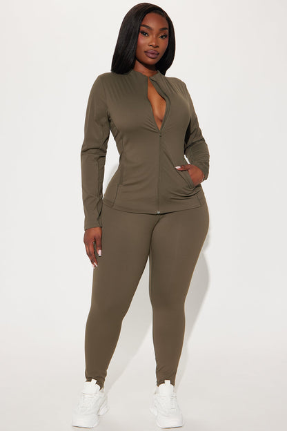 https://cdn.shopify.com/s/files/1/0293/9277/files/11-19-24_S4_56_TP7205_Olive_CXB_IM_15-16-00_PLUS_97575_PXF.jpg?v=1740158216