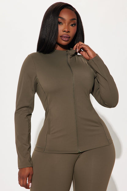 https://cdn.shopify.com/s/files/1/0293/9277/files/11-19-24_S4_56_TP7205_Olive_CXB_IM_15-16-18_PLUS_97579_PXF.jpg?v=1740158216