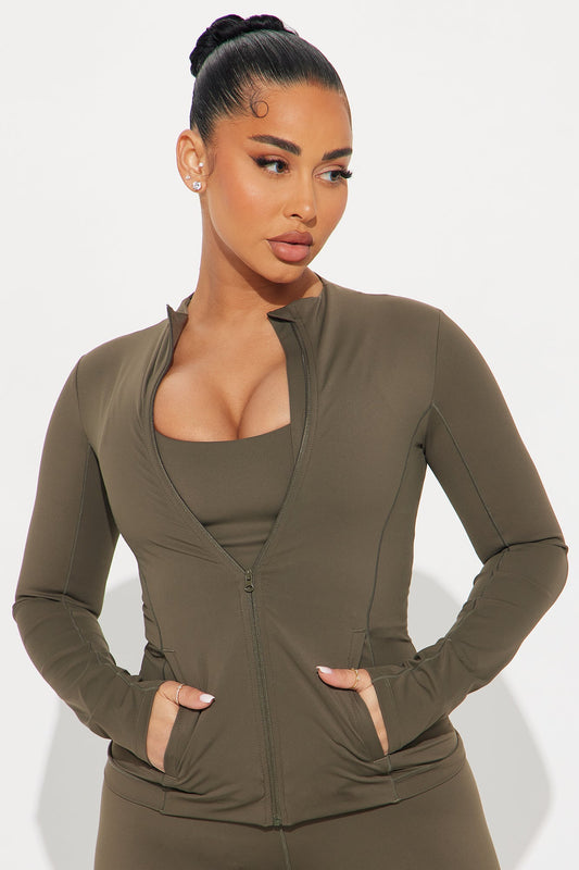 https://cdn.shopify.com/s/files/1/0293/9277/files/11-22-24_S1_34_TP7205_Olive_CXB_DO_13-25-24_172777_PXF.jpg?v=1732645380