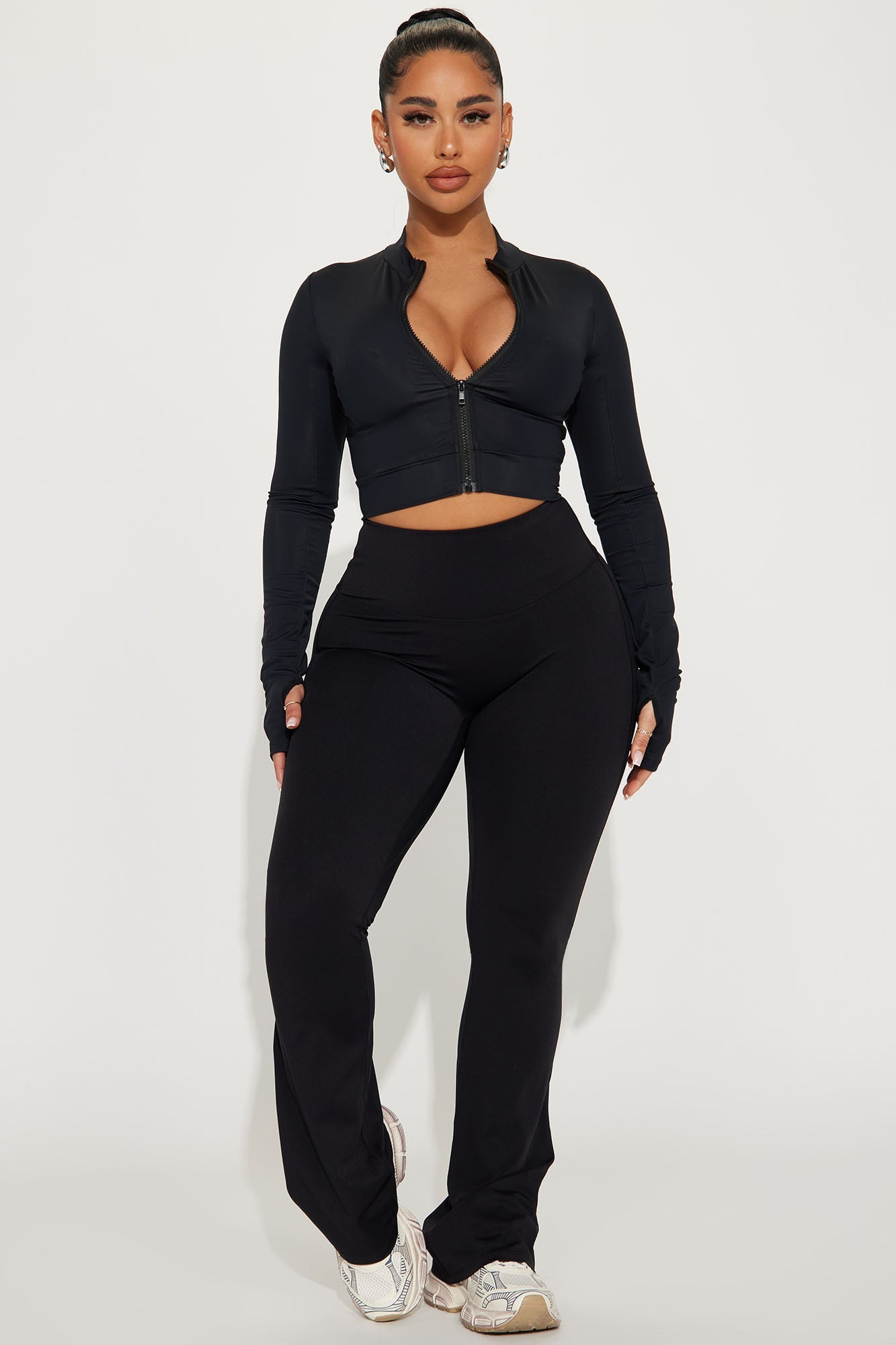 https://cdn.shopify.com/s/files/1/0293/9277/files/12-12-23_S3_24_GW23K9322B_Black_CB_SS_10-49-31_8164_SG.jpg?v=1717173509
