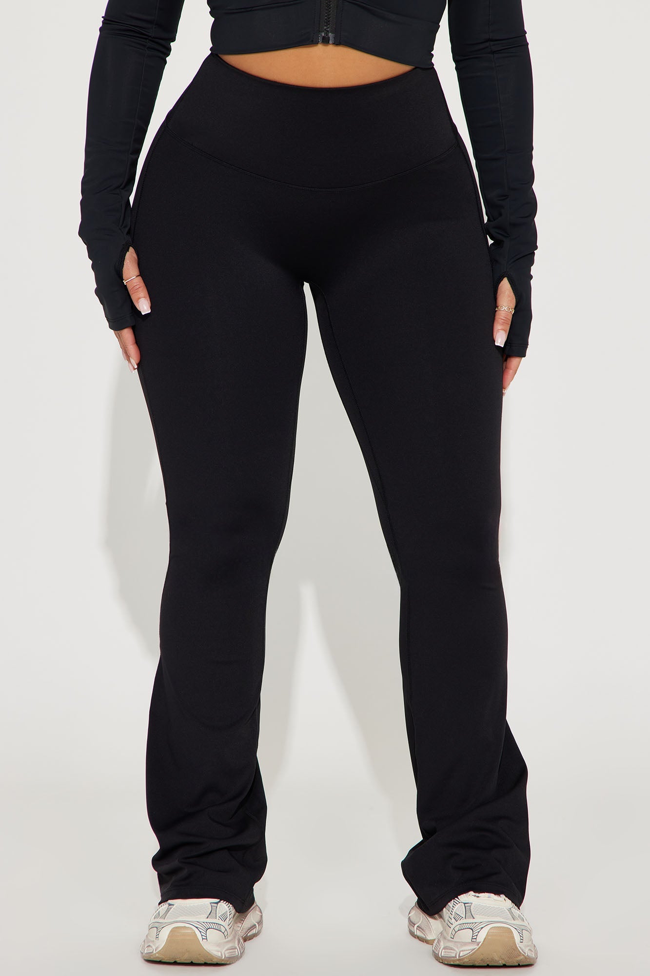 https://cdn.shopify.com/s/files/1/0293/9277/files/12-12-23_S3_24_GW23K9322B_Black_CB_SS_10-49-36_8165_SG.jpg?v=1717173509