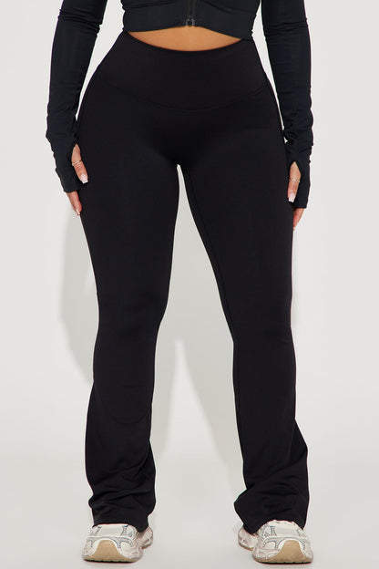 https://cdn.shopify.com/s/files/1/0293/9277/files/12-12-23_S3_24_GW23K9322B_Black_CB_SS_10-49-36_8165_SG.jpg?v=1717173509