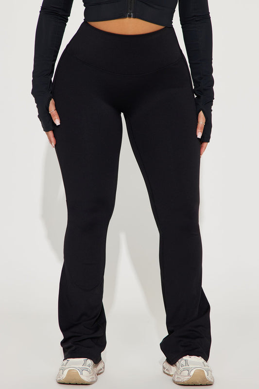 https://cdn.shopify.com/s/files/1/0293/9277/files/12-12-23_S3_24_GW23K9322B_Black_CB_SS_10-49-36_8165_SG.jpg?v=1717173509