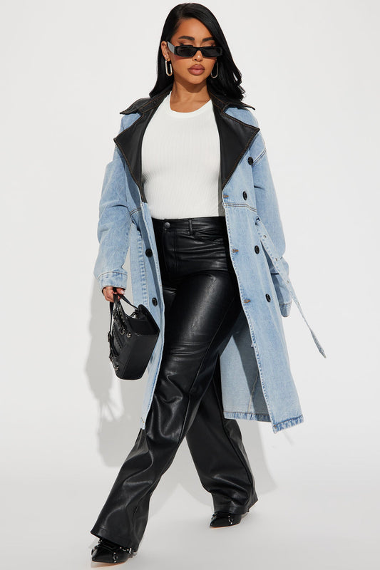 https://cdn.shopify.com/s/files/1/0293/9277/files/12-13-23_S17_ZAPP3805_LightWash_TH_SS_10-43-18_0918_JB.jpg?v=1702932133