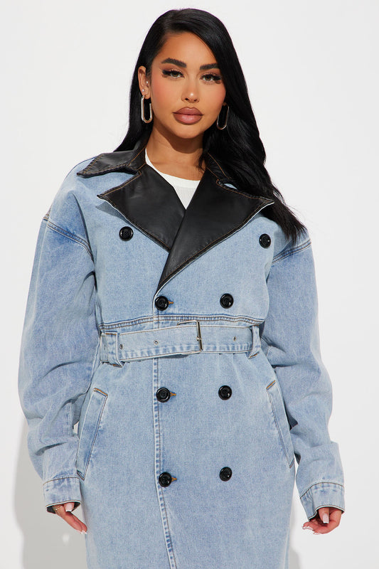 https://cdn.shopify.com/s/files/1/0293/9277/files/12-13-23_S17_ZAPP3805_LightWash_TH_SS_10-45-22_0928_JB.jpg?v=1702932132