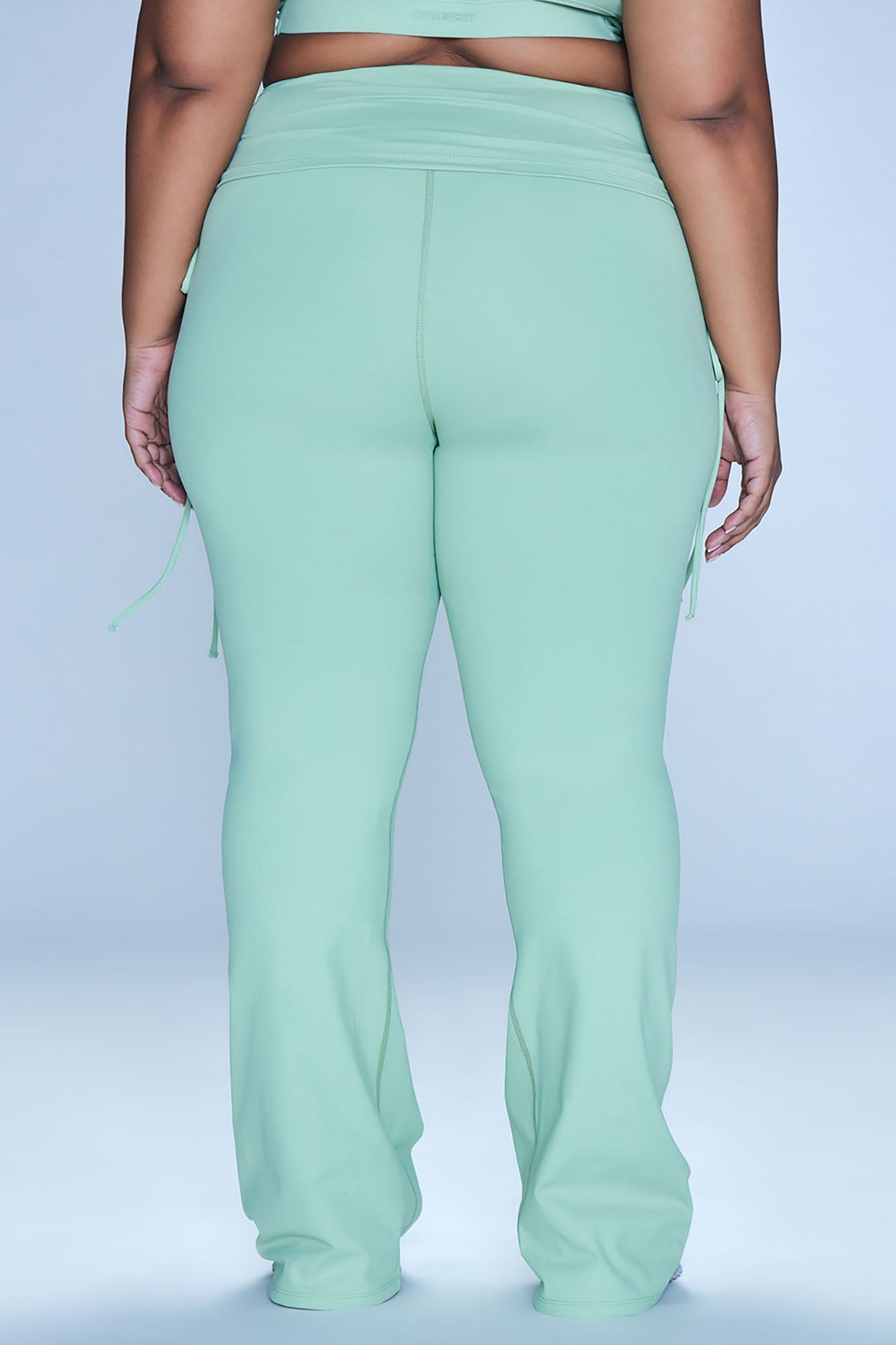 https://cdn.shopify.com/s/files/1/0293/9277/files/12-19-23_Active-Collection_108_ZDNVSP1053_Sage_KT_MR_17-34-08_PLUS_35730_SG_MR_SG_JF_MH.jpg?v=1704761146
