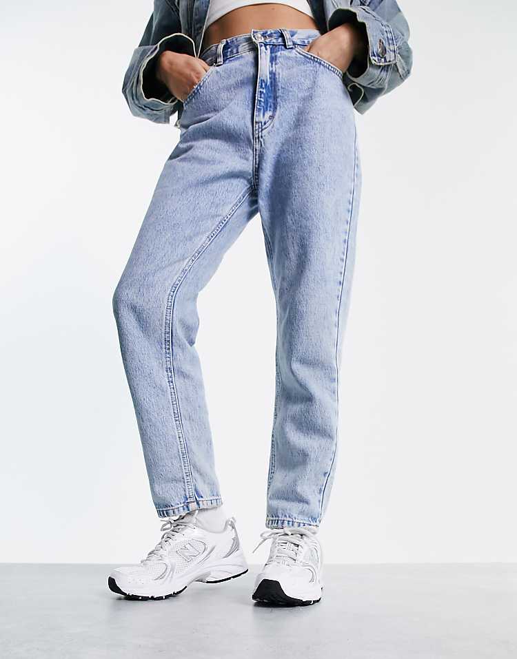 https://images.asos-media.com/products/new-balance-530-trainers-in-white-and-silver/204470674-4?$n_750w$&wid=750&fit=constrain