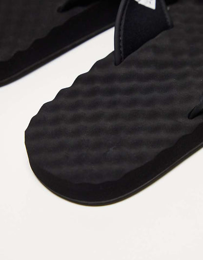 https://images.asos-media.com/products/the-north-face-base-camp-ii-flip-flops-in-black/204512596-2?$n_750w$&wid=750&fit=constrain