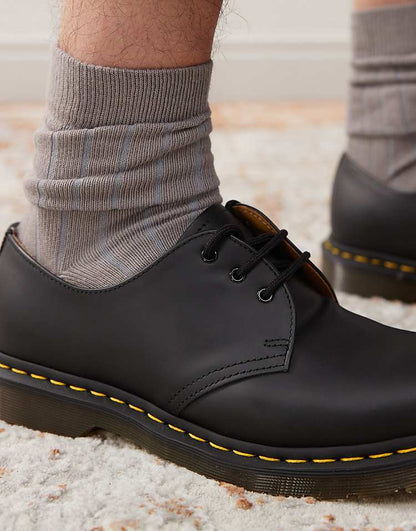 https://images.asos-media.com/products/dr-martens-unisex-1461-3-eye-smooth-leather-oxford-shoes/205434598-2?$n_750w$&wid=750&fit=constrain