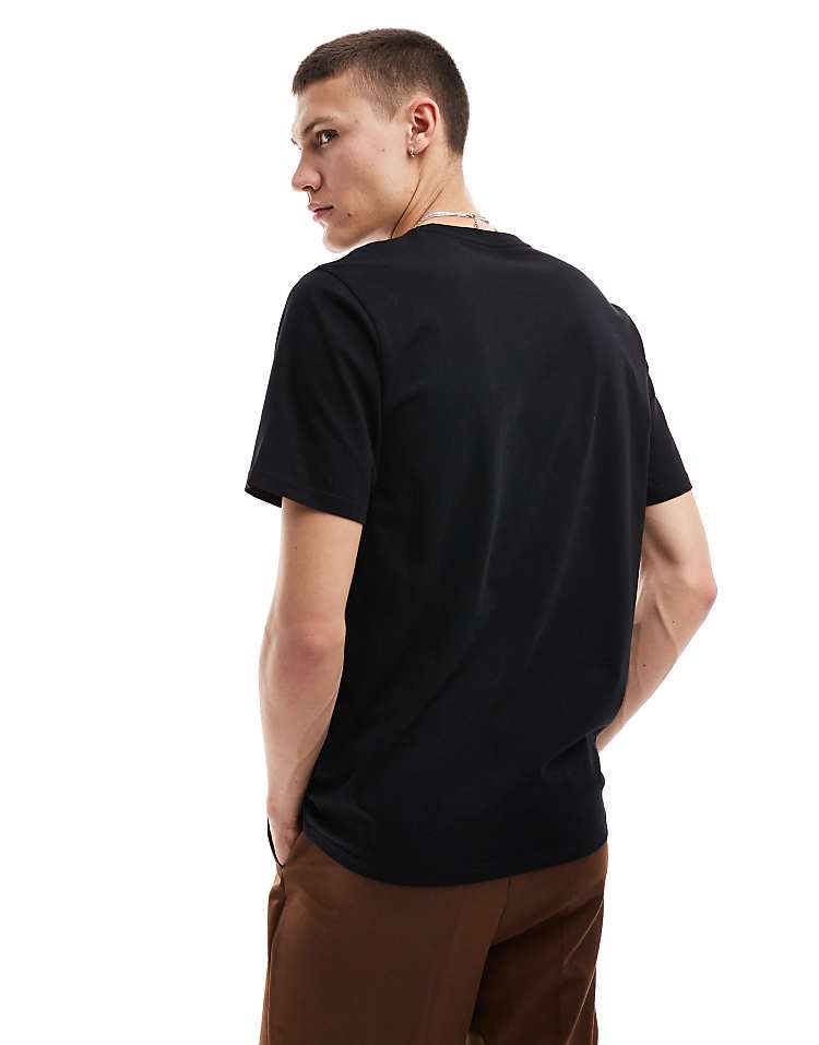 https://images.asos-media.com/products/carhartt-wip-pocket-t-shirt-in-black/205923933-4?$n_750w$&wid=750&fit=constrain