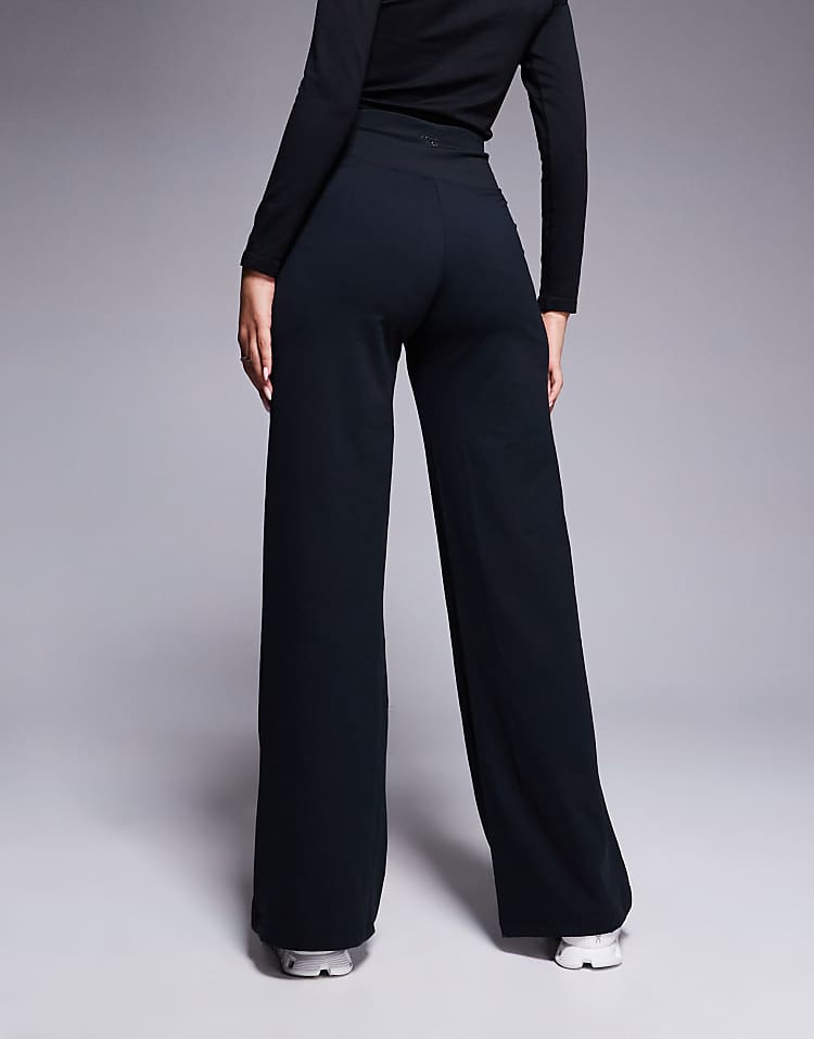 https://images.asos-media.com/products/4505-icon-soft-touch-dance-pant-in-black/206698884-1-black?$n_750w$&wid=750&fit=constrain