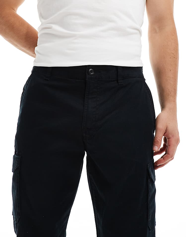 https://images.asos-media.com/products/columbia-pacific-ridge-cargo-trousers-in-black/207022184-5?$n_750w$&wid=750&fit=constrain