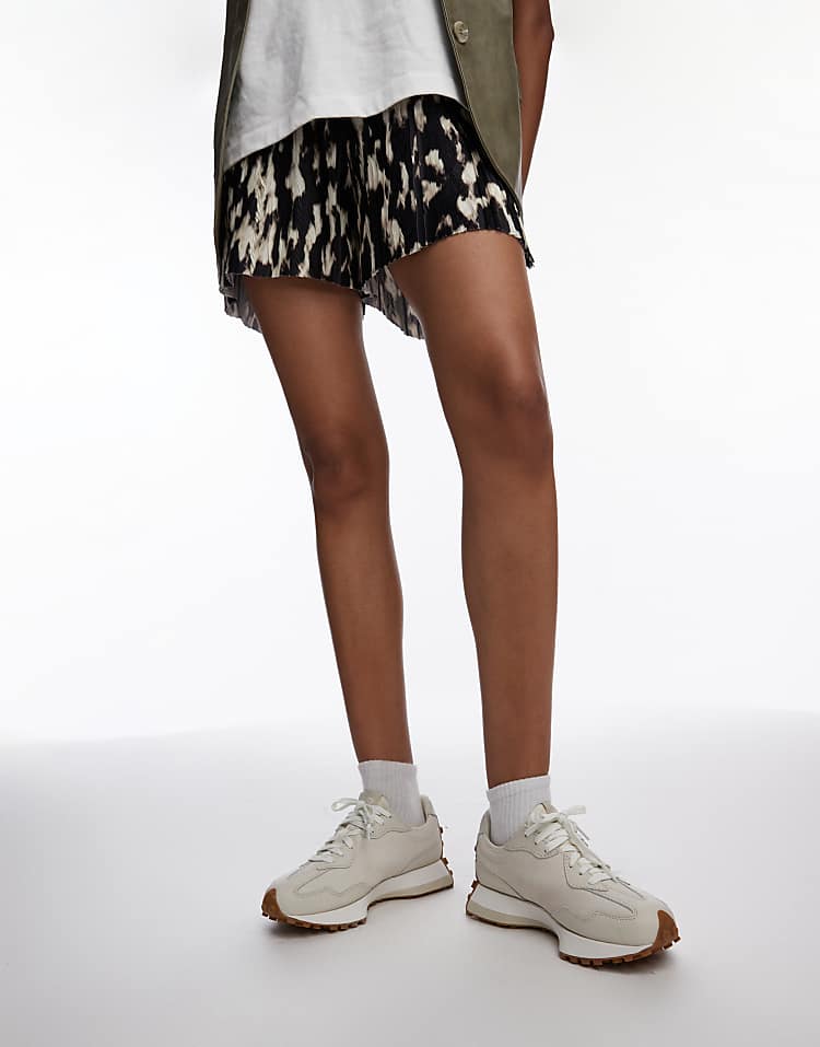 https://images.asos-media.com/products/new-balance-327-trainers-in-beige/207096289-5?$n_750w$&wid=750&fit=constrain